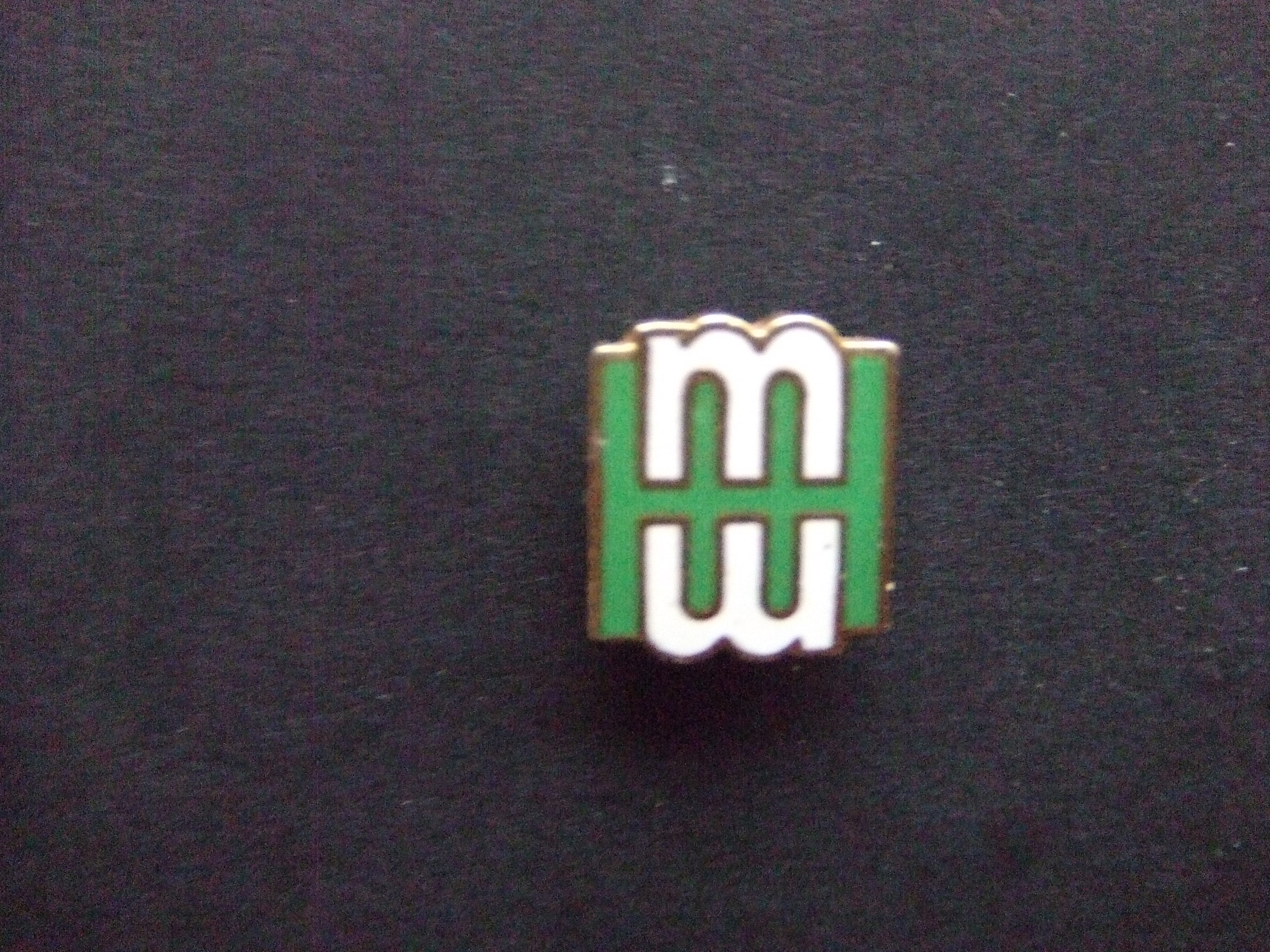 M in spiegelbeeld logo onbekend